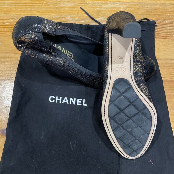 Gorgeous: Authentic Chanel black pumps with gold lace overlay. NWOT - Picture 5 of 7